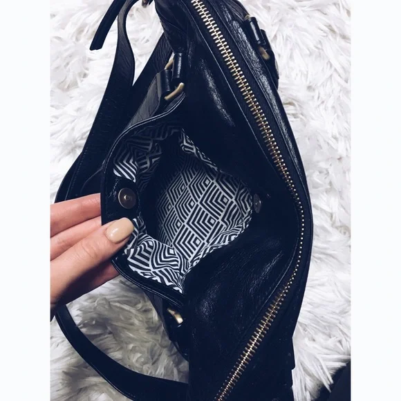 HOBO Black Leather Purse handbag shoulder strap zip top - Picture 4 of 9